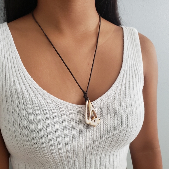 NEW Conch Seashell Necklace - Picture 2 of 6